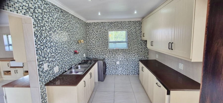 5 Bedroom Property for Sale in Summerstrand Eastern Cape